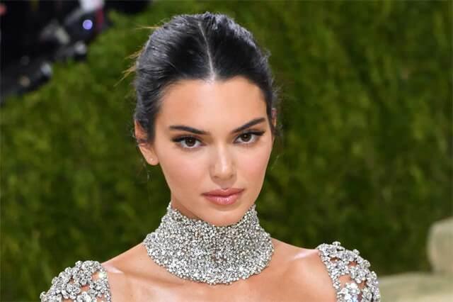 <p><strong>Leonardo DiCaprio</strong> güvenlik önlemleri tamamlanmasının ardından arkadaşları ile birlikte <strong>partiye giriş</strong> yaptı. <strong>Tobey Maguire</strong> ve <strong>Kendall Jenner</strong> gibi isimlerin de katıldığı partiye ünlü rapçi <strong>Travis Scott</strong>’un ise güvenlik önlemleri nedeniyle alınmadığı da öğrenildi.</p>
