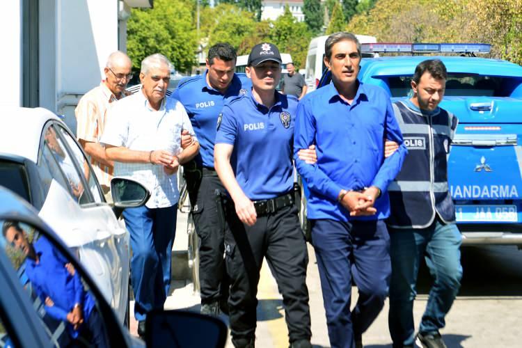 <p>İşlemlerinin ardından adliyeye sevk edilen Mehmet Alpaltun, çıkarıldığı mahkemede tutuklandı, Osman ve Ramazan Alpaltun ise adli kontrol şartıyla serbest bırakıldı. </p>
