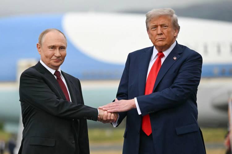 <p><span style="color:#B22222"><strong>SAMİMİ KARŞILAMA</strong></span></p>

<p> </p>

<p>Trump, Putin'i kırmızı halıda alkışlayarak karşıladı. İki liderin samimi bir tavır sergilemesi dikkat çekiciydi.</p>

<p> </p>
