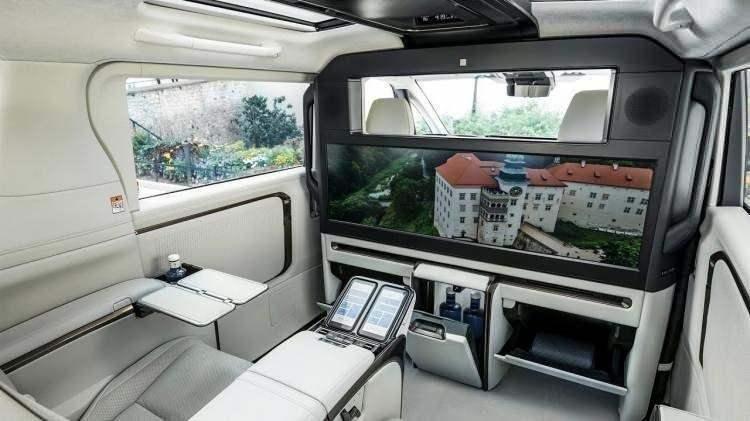 <p>LEXUS LM</p>

<p> </p>
