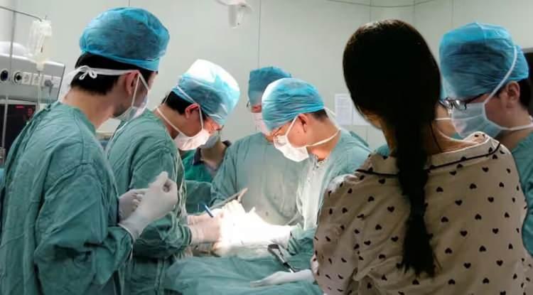 Glüten sanıldı: 14 yaşındaki kızın karnından çıkan şey doktorları bile dehşete düşürdü!