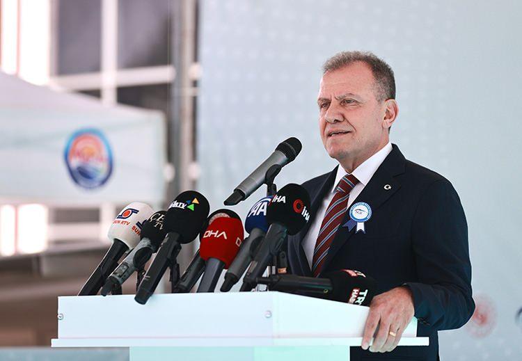 <p>CHP Genel Başkanı Özgür Özel’in, “<strong>Biz iktidara geldiğimizde tüm kamu kurumlarında mülakatı kaldıracağız. Kimsenin hakkı, torpil ya da kayırma yüzünden yenmeyecek</strong>” şeklindeki net ifadeleri, CHP’nin mülakata karşı duruşunu ortaya koymuştu.</p>

<p>Parti sözcülerinin de sık sık “<strong>Mülakat sistemi, liyakati yok eden bir araçtır</strong>” açıklamaları, partinin bu konudaki tutumunu perçinlemişti.</p>
