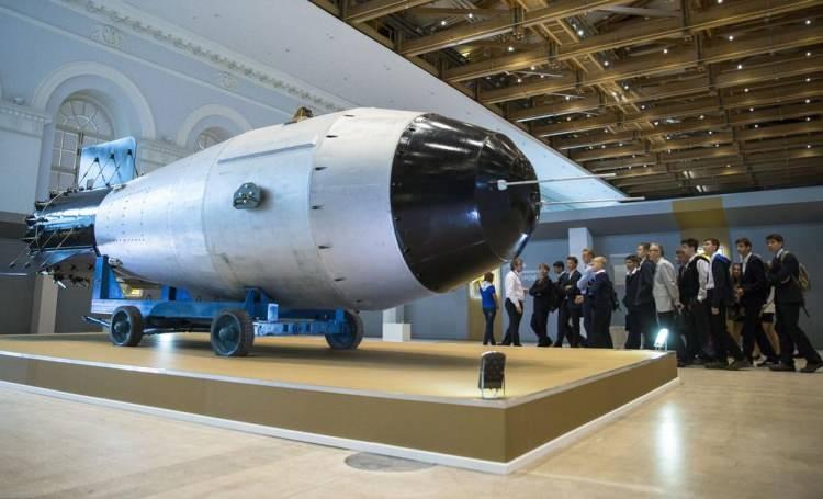 <p><span style="color:#B22222"><strong>TSAR BOMBA: HİROŞİMAYA ATILANDAN 3 BİN KAT DAHA ETKİLİ!</strong></span></p>

<p> </p>

<p>Hazırlanan simülasyon  <strong>50 bin kilotonluk (50 megaton) patlayıcı gücüne sahip TSAR atom bombası baz alınarak oluşturuldu. </strong></p>

<p> </p>

<p>Bu güç Hiroşima’ya atılan bombanın yaklaşık 3.000 katına denk geliyor Peki atılması durumunda kaç kişi hayatını kaybedecek?</p>
