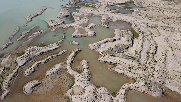 <p>Çeşme Alaçatı Barajı'nın kuraklıktan en fazla etkilenen baraj olduğunu dile getiren Özçelik,<strong><em> "Alaçatı Barajı 16 milyon metreküplük bir hacme sahip ancak kuraklık neticesinde doluluk oranı yüzde 2'ye kadar düşmüş durumda. Su kesintilerinin önüne geçilebilmesi için Tarım ve Orman Bakanımız İbrahim Yumaklı tarafından Karareis ve Salman barajlarının devreye alındığı ifade edildi. Çeşme'deki su sorunun şu an için çözüme kavuşturulduğu gözüküyor."</em></strong> diye konuştu.</p>
