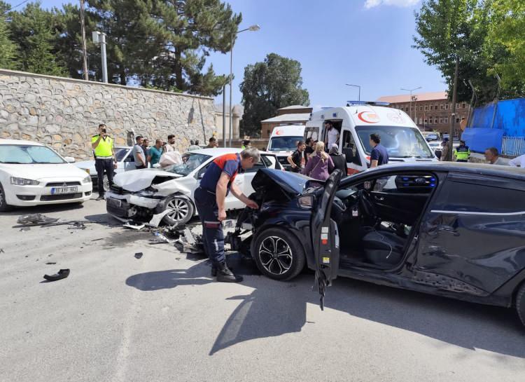 <p>Bitlis’te iki otomobilin çarpışması sonucu meydana gelen trafik kazasında 5'i çocuk, 10 kişi yaralandı.</p>

<p> </p>
