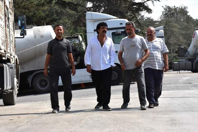 <p>Gittiği yerlerde insanların yoğun ilgisiyle karşılaşan Tunç, kendisiyle fotoğraf çektirmek isteyenleri de geri çevirmiyor.</p>
