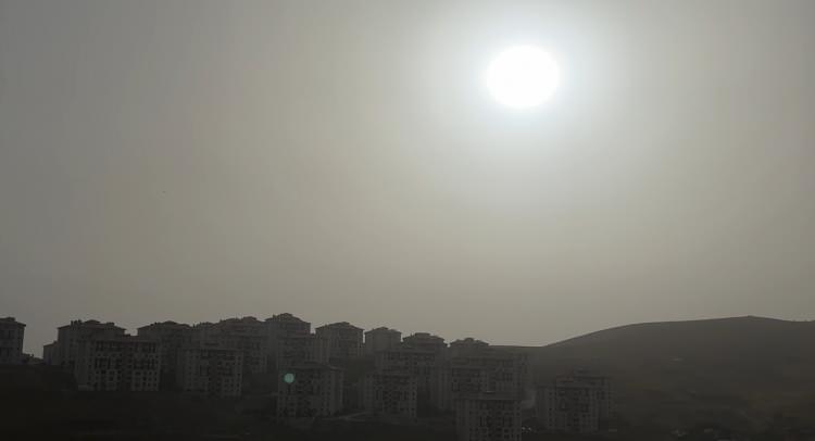 <p>Hakan Göre adlı bir vatandaş, "Uzun yıllardır memleketi bu halde görmedim. Bu toz bulutunun Irak ve Suriye tarafından geldiği söyleniyor. Rüzgarın ve olumsuz hava şartlarından dolayı Yüksekova'yı etkisi altına almış durumda. Bir de yağmur yağarsa emin olun her yer çamura bürünecek. Bu da ayrı bir sıkıntı" diyerek endişelerini dile getirdi.</p>
