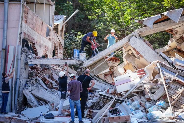 <p>Jeoloji uzmanı Üşümezsoy, Manisa’nın kuzeyinden başlayarak Simav ve Uşak’a uzanan fayların etkilenme riski taşıdığını söyleyerek o bölgeye işaret etti. Sındırgı’nın batısı ve kuzeyde Emet çevresinde de depremlerin hissedilebileceğini ifade eden Üşümezsoy, bölgede 1970 Gediz (7,1), 1968 Demirci (6,4) ve 2011 Simav depremleri gibi büyük sarsıntılar yaşandığını hatırlattı.</p>