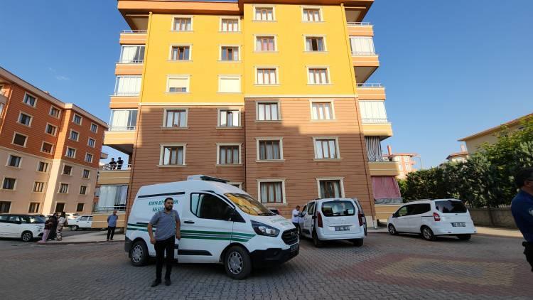 <p>Olay, saat 17.00 sıralarında merkez Karatay ilçesi Akabe Mahallesi Serkan Sokak’taki bir apartmanın 4’üncü katında meydana geldi.</p>
