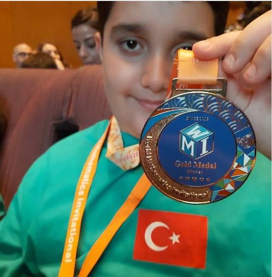 <p> "Matematiğe ilgisini 4-5 yaşlarında fark ettik"</p>

<p>Atlas'ın annesi Buket Uğur Haser, oğlunun matematiğe ilgisini 4-5 yaşlarında fark ettiklerini belirterek, <strong><em>"Her çocuk renkleri, 'Sarı ile kırmızı karışıyor turuncu oluyor.' diye öğrenirken, Atlas bunları bize sayılarla ifade ediyordu. </em></strong></p>

<p> </p>

<p><strong><em>Yüzde 30 sarı, yüzde 70 kırmızıdan oluşan koyu bir turuncu diye ifade ediyordu.</em></strong></p>

<p><strong><em>Çocuk parkına gittiğinde kaydırağın tepesine merdivenlere çıkıp, orada çocukları takip edip, 'Sen 3 kere kaydıraktan kaydın, o arkadaş 1 kere kaydı, sen 2 kere daha kay.', böyle sürekli hesap yapıyordu. </em></strong></p>

<p><strong><em>Zaman ilerledikçe ilkokula başladı, okuma yazmayı öğrendi. Trafikte araç plakalarını okuyup, plakalardan çarpma bölme işlemleri yapıp, oralardan böyle kendince bulmacalar oluşturmaya başlıyordu. </em></strong></p>

<p><strong><em>Aslında hep sayılara, matematiğe merakı olduğunu bu şekilde tespit etmiş olduk.</em></strong>" diye konuştu.</p>
