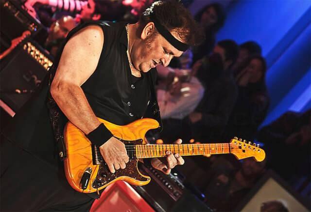 <p>Asım Can Gündüz, 1955 yılında İstanbul’da doğdu ancak daha sonraları Amerika’ya gidip orada yaşamaya başladı. Amerika’da gitarla tanışıp 1980’lerde Türkiye’ye döndükten sonra birçok müzik grubu kuran Gündüz, TRT’de ve çeşitli radyolarda programlar yapmasının yanı sıra enerji dolu sahne performansları ve müzik çalışmalarıyla <strong>Türk rock ve blues müziğinin önemli isimlerinden biri</strong> olmuştur.</p>
