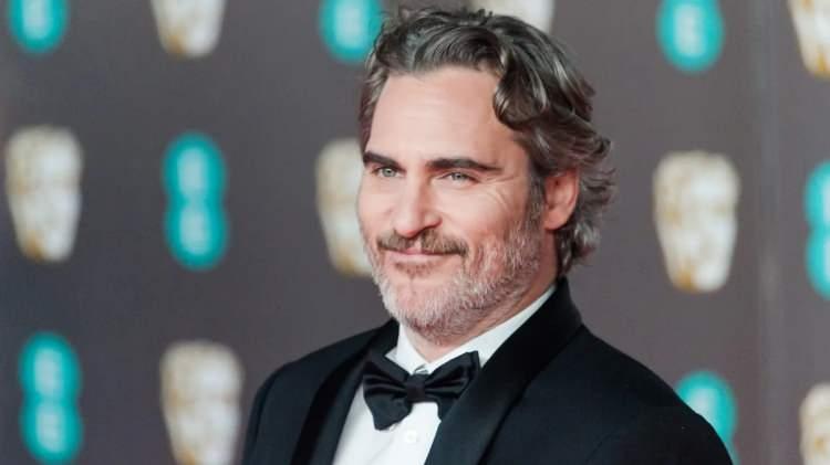 <p><strong>"DÜNYA BİLMESİN DİYE ÖLDÜRÜYORLAR"</strong></p>
<p>"Joker" filmindeki rolüyle Oscar dahil birçok ödüle layık görülen ve unutulmaz rollere imza atan oyuncu Joaquin Phoenix, Enes El-Şerif'in ölümünün ardından Instagram hesabından birçok paylaşım yaptı. El-Şerif'in ve diğer gazetecilerin ölümü hakkında tepki gösteren Phoenix, "Filistin halkına ne yaptıklarını dünya bilmesin diye gazetecileri öldürüyorlar" dedi.</p>