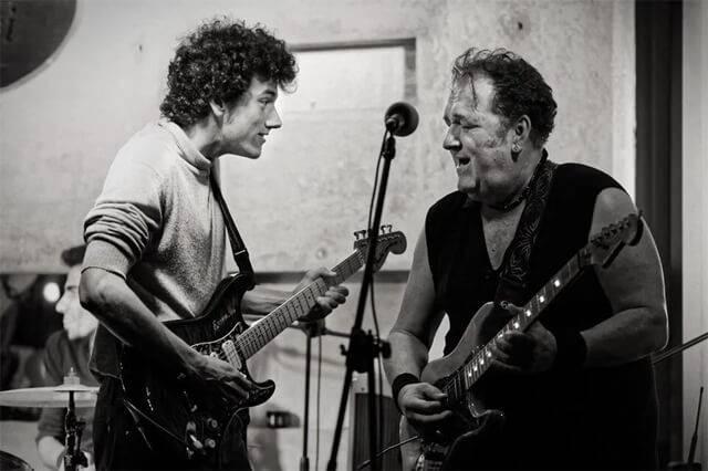 <p><span style="color:#800080"><strong>ASIM CAN GÜNDÜZ: TÜRK ROCK VE BLUES MÜZİĞİNİN ÖNEMLİ İSİMLERİNDEN BİRİSİYDİ</strong></span></p>
