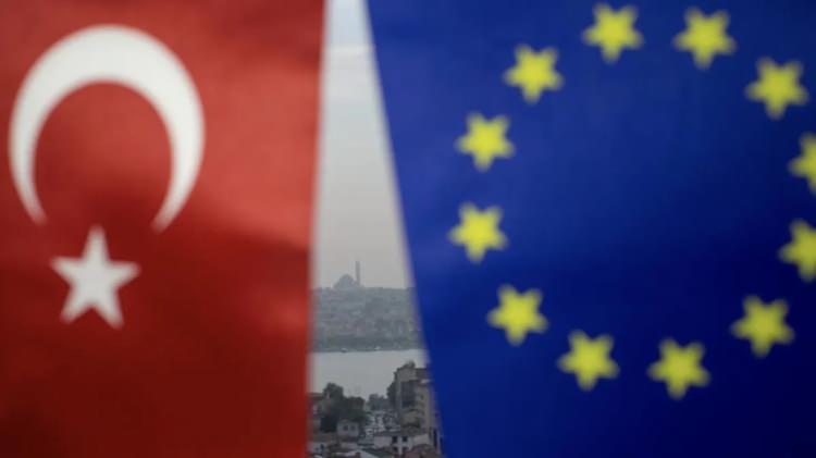<p>Çin merkezli elektrikli araç üreticileri Türkiye'ye yatırımlarını sürdürürken The Economist, Avrupa Birliği'nin Çin'e yönelik uyguladığı ek vergi kararından vazgeçmemesi durumunda yatırımların Türkiye'ye artarak devam edeceğini yazdı.</p>
