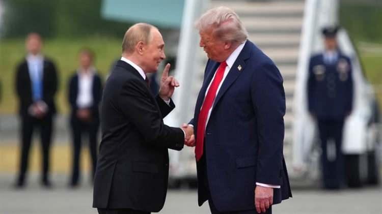 <p>Rus basını Putin'in vücut dile üzerinden yorumlar yaptı, Rus liderin Trump'ın sert el sıkışması, kendisine çekmesi gibi "taktiklerini" yutmadığını yazdı.</p>

<p>Rus medyasında liderlerin hareketleri, yürüyüşleri, el hareketleri üzerinden yorumlar yapıldı.</p>

