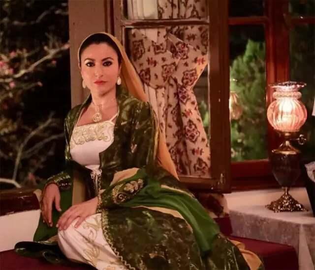 <p><strong>Karizmatik duruşu ile oldukça beğenilen Mahmut Cevher’in kızı da</strong>, tıpkı kendisi gibi <strong>tanınmış oyunculardan biri olan Yonca Şahinbaş’ın ta kendisiymiş.</strong></p>
