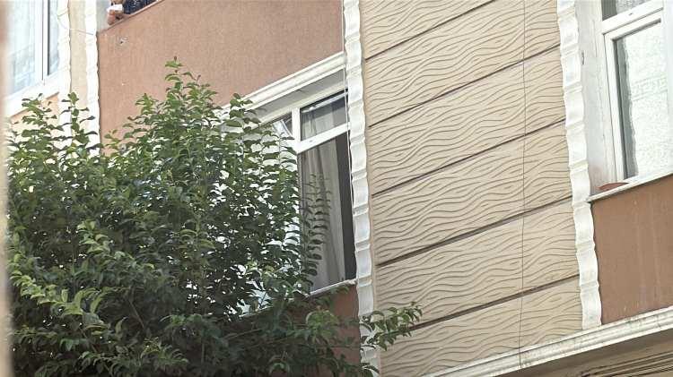 <p>Yakınlarının güçlükle sakinleştirmeye çalıştığı kadın uzun süre yeğeninin tabutuna sarıldı.</p>

<p> </p>

