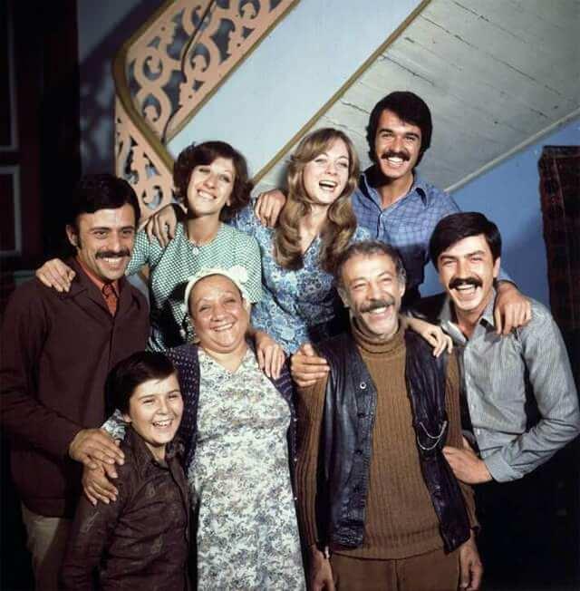 <p><strong>1976 yılında henüz 27 yaşındayken oyunculuğa adım atan</strong> ve akabinde hemen <em>Aile Şerefi</em> filmiyle <strong>büyük sükse</strong> yapan Mahmut Cevher, yıllar boyunca pek çok film ve dizide rol almıştı.</p>
