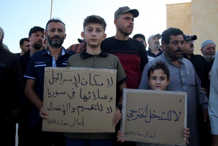 <p>Çerkez, "Bölünmeye hayır diyoruz. Süveyda'daki kardeşlerimize sesleniyoruz, elbisesini çıkaran üşür. Bizim elbisemiz Suriye'dir. İsrail'in elbisesi kimseyi sıcak tutmaz." şeklinde konuştu.</p>

