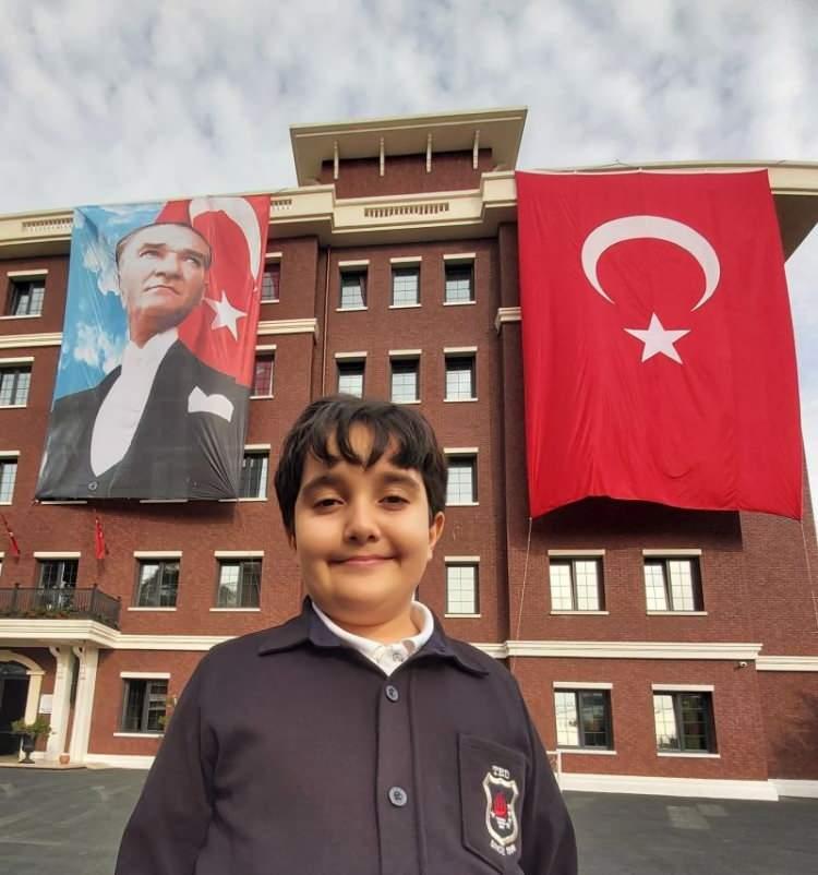 <p>Atlas'ın babası Murat Haser ise WMI'nın, ülkelerinde başarı göstermiş öğrencilerin davet edildiği prestijli bir uluslararası yarışma olduğunu anlatarak, <em><strong>"Atlas, 3 global finalde de altın madalya aldı. Bu istikrarlı başarı 'Legend' ünvanını getirdi."</strong></em> dedi.</p>
