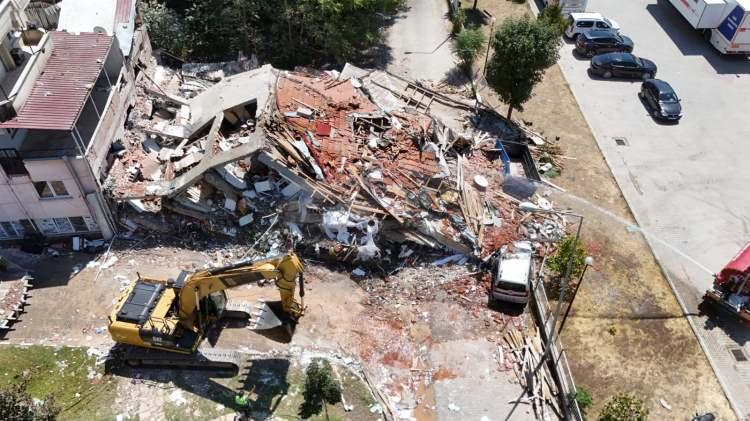 <p>Deprem Bilimci Prof. Dr. Şener Üşümezsoy, Balıkesir'deki depremin bölgedeki fay hatlarını etkilediğini ve yeni sarsıntıların devam edebileceğini söyledi. </p>

<p>Kentte, 10’u 4’ün üzerinde olmak üzere 250’den fazla artçı sarsıntı kaydedildi. </p>
