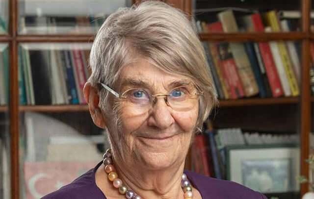 <p><strong>Prof. Dr. Canan Karatay</strong>, sağlıklı yaşam üzerine yaptığı açıklamalarla yine adından söz ettiriyor. Karatay, bu kez de kahvaltıda <strong>ekmek yemek yerine ceviz yemenin daha doğru ve sağlıklı olduğunu</strong> vurguladı.</p>