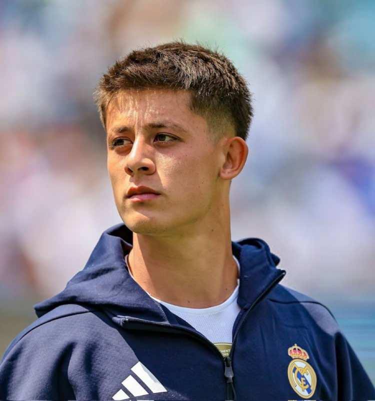 <p>Real Madrid'deki üçüncü sezonuna giren Arda Güler'in Xabi Alonso ile birlikte yeni sezonda daha çok süre alması bekleniyor.</p>

