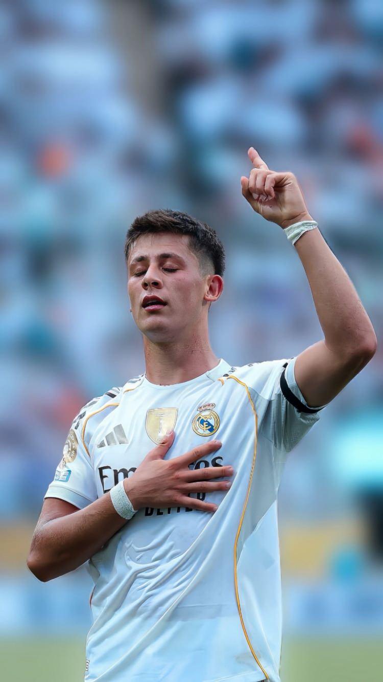 <p>Gelecek hafta başlayacak LaLiga'da Real Madrid'in ligde iç sahada Osasuna'ya karşı oynayacağı ilk maçta Arda Güler'in karşılaşmaya ilk 11'de başlayacağı aktarıldı.</p>
