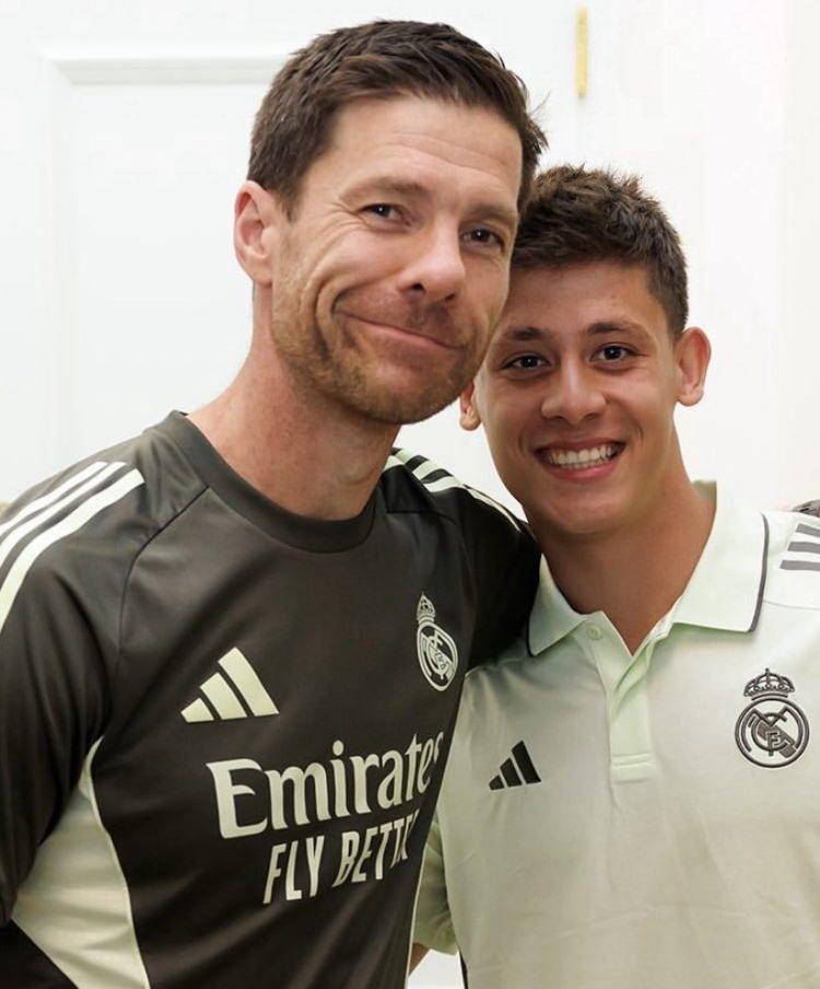 <p>İspanyol teknik adam Xabi Alonso'nun Arda Güler'i on numara veya kanatlardan farklı olarak sezon içinde genelde 8 numarada maestro gibi kullanmayı düşündüğü ve bu fikrini oyuncusuna ilettiği belirtildi.</p>
