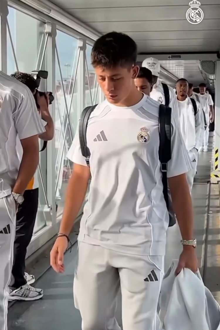 <p>Takım içinde oyun zekası ile kendini yıldız isimlere kabul ettiren milli futbolcunun Xabi Alonso'nun bu önerisine olumlu yaklaştığı ve Modric - Kross gibi kulüpte efsaneleşmek istediğine vurgu yapıldı.</p>
