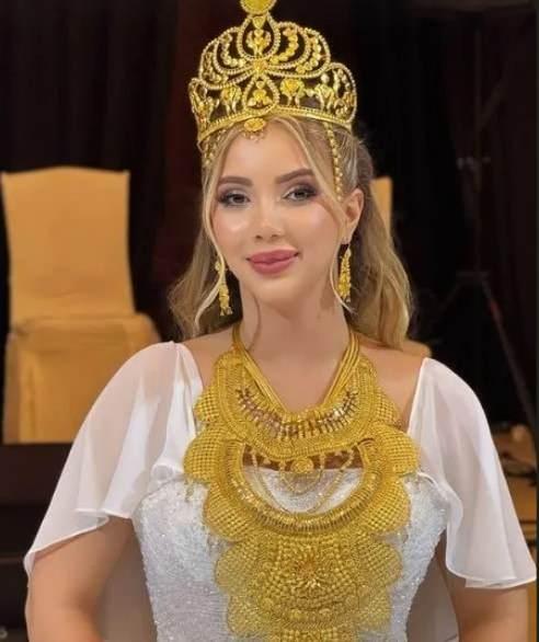 <p><span style="color:#800080"><strong>HEPSİNİ BEN ALDIM DİYEREK ALTINLARINI İSTEDİ</strong></span><br />
 </p>
