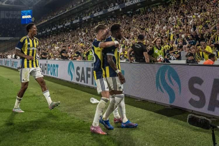 <p>UEFA Şampiyonlar Ligi 3. ön eleme turunda Fenerbahçe, 2-1 kaybettiği maçın rövanşında Feyenoord’u 5-2 mağlup etti ve play-off’a kaldı.</p>
