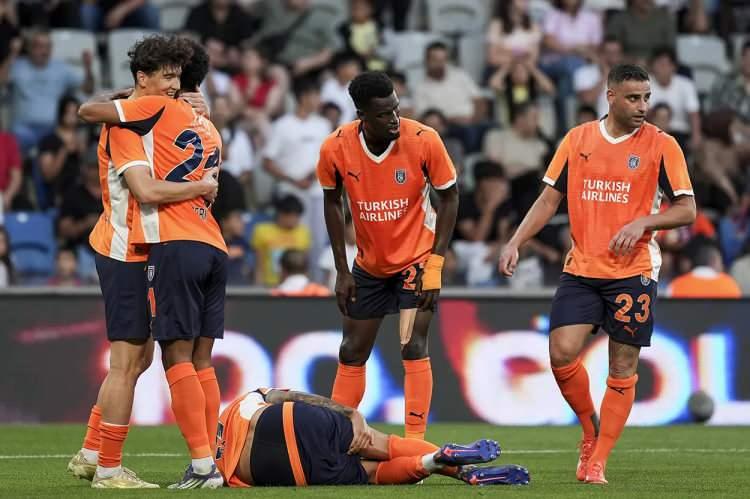 <p>Başakşehir, ilk maçta 3-1 mağlup ettiği Viking'le İstanbul'da 1-1 berabere kalarak turdan galip çıktı.</p>
