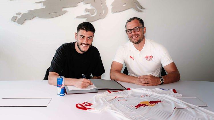 <p>Romulo ➡ Leipzig<br />
<br />
** Göztepe'nin kasasına bu transferden bonuslar ile 23-25 milyon euro arası para girmesi bekleniyor.<br />
<br />
Bu satış Süper Lig'de 4 büyükler dışında yapılan en büyük transfer başarılarından biri olarak tarihte yerini alacak.</p>
