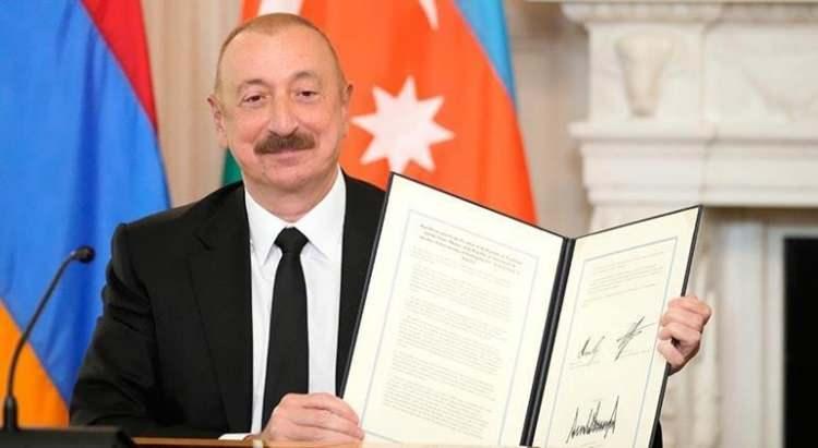<p><strong>Madde 15 -</strong> Taraflar, 14. maddeye halel gelmeksizin, bu anlaşmanın imzalanmasından önce aralarında herhangi bir hukuki temele dayalı olarak var olan tüm devletlerarası iddiaları, şikayetleri, itirazları, talepleri, yargılamaları ve uyuşmazlıkları, bu anlaşmanın yürürlüğe girdiği tarihten itibaren bir ay içinde geri çekecek, sonlandıracak veya başka bir şekilde çözüme kavuşturacak ve birbirlerine karşı bu tür iddiaları, şikayetleri, itirazları, talepleri ve yargılamaları başlatmayacaktır ve taraflardan herhangi birine karşı herhangi bir üçüncü tarafça başlatılan bu tür iddialara, şikayetlere, itirazlara, taleplere ve yargılamalara hiçbir şekilde dahil olmayacaklar. Taraflar, bu anlaşmaya aykırı olarak birbirlerine karşı diplomatik, enformasyon ve diğer alanlarda düşmanca adımlar atmayacak, bunları teşvik etmeyecek veya başka bir şekilde bu tür eylemlerde bulunmayacak ve bu amaçla düzenli olarak birbirleriyle istişare edeceklerdir.</p>
