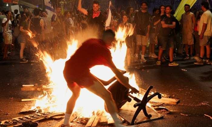 <p>Aileler, pankartlarla ana yolu trafiğe kapatarak Gazze'deki İsraillilerin geri getirilmesi için protesto gösterisi düzenlendi.</p>
