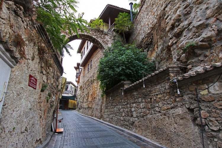 <p><em><strong>Tsunami riskine de değinen Karancı, geçmişte Antalya'nın tsunamiden etkilendiğini, AFAD'ın tsunami erken uyarı sisteminin devrede olduğunu hatırlattı.</strong></em></p>

<p> </p>
