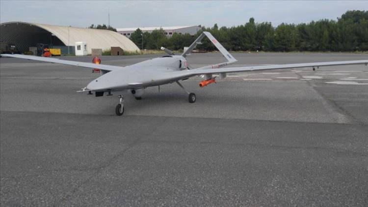<p>- Mevcut 2025 mali yılı bütçesinde, Çin'in Japonya'yı çevreleyen hava sahası ve sularda askeri faaliyetlerini yoğunlaştırdığı bir ortamda, daha iyi gözetleme operasyonları için ABD yapımı büyük insansız hava aracı MQ-9B SeaGuardian'ın konuşlandırılması için 41,5 milyar yen, küçük taarruz amaçlı insansız hava araçları için ise 3,2 milyar yen ayrıldı.</p>
