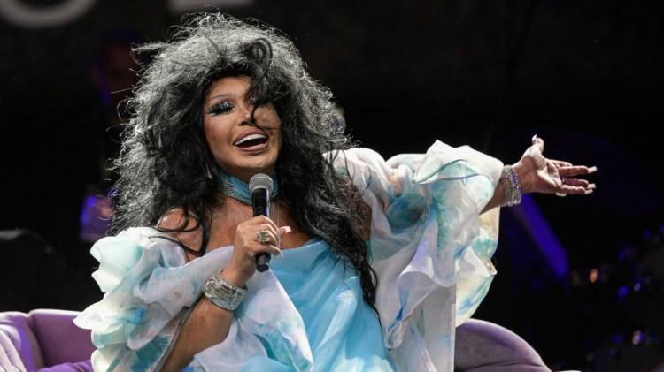 <p>Diva, 'çok kıymetli' olarak anılan bir sanatçının verdiği konserde playback yapmasına tepki göstererek adeta ateş püskürdü.</p>