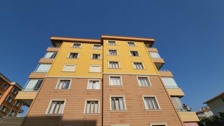 <p>Olay yerine gelen polis ekipleri itfaiyenin yardımıyla dairenin kapısını açarak içeriye girdi. Polis ekipleri, yatalak olan Aynur Özkağnıcı’yı bir odanın kapısının girişinde yerde baygın halde buldu. </p>
