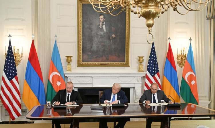 <p>Anlaşma metnine göre, Azerbaycan ve Ermenistan birbirlerinin egemenliğini, toprak bütünlüğünü, uluslararası sınırlarının dokunulmazlığını ve siyasi bağımsızlığını tanıyor, birbirlerine karşı hiçbir toprak iddialarının olmadığını teyit ediyor ve gelecekte de böyle bir iddiada bulunmayacaklarını onaylıyor</p>
