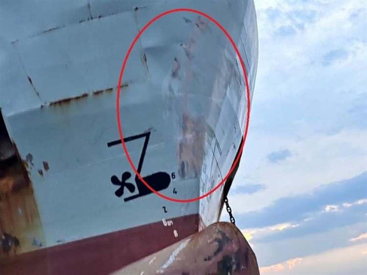 <p>Sahil Güvenlik Güney Marmara Grup Komutanlığı ekipleri, verilen koordinata gitti. Sahil Güvenlik Komutanlığı’na bağlı 1 helikopter, 1 dalış timi ve 7 yüzer unsurla arama kurtarma çalışması başlatıldı.</p>
<p> </p>
<p>Yarı batık tekneye dalış timi de dalış yaptı ancak aramalardan sonuç alınamadı.</p>
<p> </p>
<p>Ekiplerin incelemesinde, parçalanmış teknenin motor seri numarasının, Halit Yukay’ın teknesiyle eşleştiği belirlendi.</p>
<p> </p>
<p>Sahil Güvenlik Güney Marmara Grup Komutanlığı ekiplerinin dalış gerçekleştirdiği teknenin su altı görüntülerinde parçalandığı görüldü.</p>
<p> </p>
<p>Olaya ilişkin Marmara Cumhuriyet Başsavcılığı tarafından yürütülen soruşturma kapsamında, Ekinlik Adası’na çekilip vinçle karaya çıkarılan parçalanmış "Graywolf" isimli teknede, kazanın nedeninin belirlenmesine yönelik bilirkişi incelemesi başlatıldı.</p>
