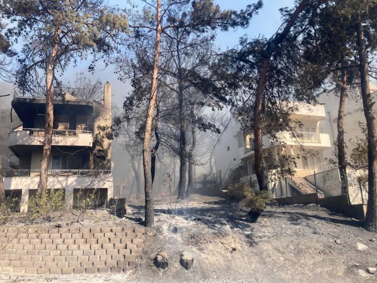 <p>Güvenlik önlemleri kapsamında Çanakkale-İzmir karayolu İzmir istikameti ve Çanakkale Boğazı trafiğe kapatıldı.</p>
