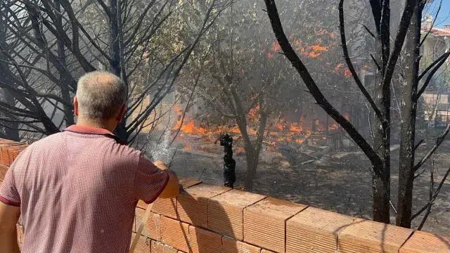 <p>Gelen son dakika haberine göre Çanakkale'nin merkez ilçesine bağlı Kepez beldesi Dardanos mevkisindeki ormanlık alanda henüz belirlenemeyen nedenle yangın çıktı.</p>