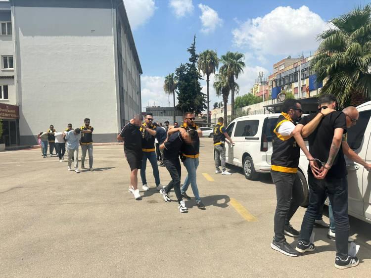 <p>Evde yapılan aramada 2 ruhsatsız tabanca, 1 balistik yelek, 2 dizüstü bilgisayar ve çok sayıda cep telefonu ele geçirilirken operasyonda evde bulunan Y.G. (41), F.B. (32), A.E. (28), H.A. (29), S.İ. (23), S.O. (25), M.A. (29) gözaltına alındı.<br />
Çetenin lideri olduğu belirlenen ve 25 farklı dosyadan aranması olan D.K. (24) ise farklı bir adreste yakalandı. Gözaltına alınan şüphelilerin hiçbirinin suçlamaları kabul etmediği öğrenildi.</p>

<p>Emniyetteki işlemleri tamamlanan 8 şüpheli, çıkartıldıkları nöbetçi mahkemece tutuklandı</p>
