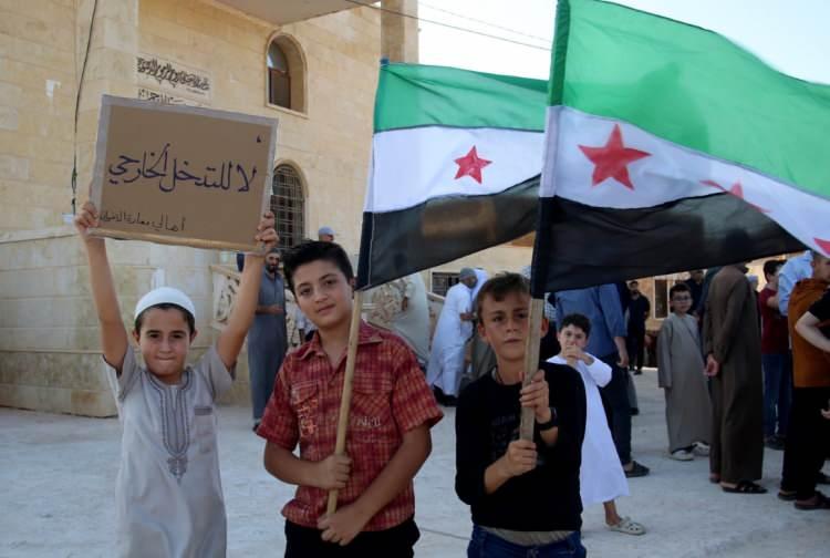 <p>Suriye'nin kuzeyindeki İdlib'de yaşayan Dürziler, Süveyda'nın bölünmesini isteyenlere karşı gösteri düzenleyerek ülkenin birliğini desteklediklerini ve ayrılıkçı söylemleri reddettiklerini belirtti.</p>
