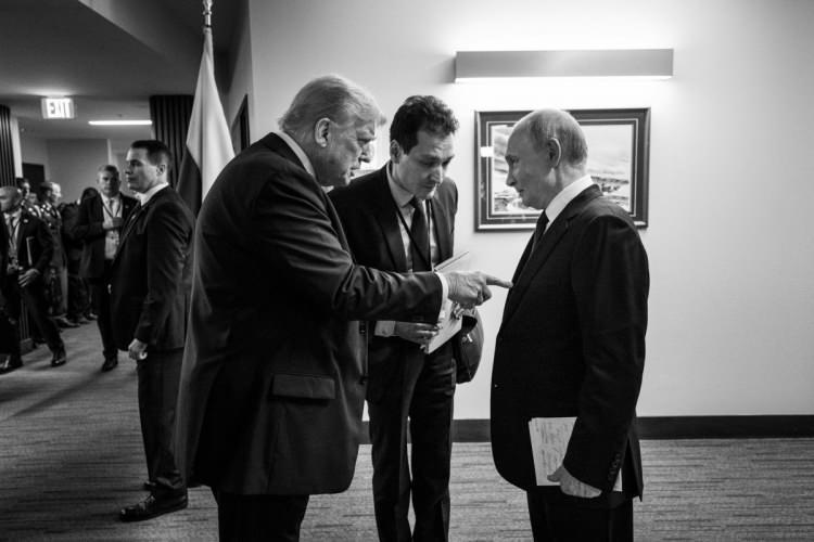 <p><span style="color:#B22222"><strong>TRUMP'IN ÜSTÜNLÜK KURMA ÇABASI</strong></span></p>

<p> </p>

<p> </p>

<p>Fotoğrafta Trump'ın Putin'e karşı üstünlük kurmaya çalıştığı ve parmağıyla Rus lideri işaret ettiği görüldü.</p>

<p> </p>

<p>O anlar objektiflere yansırken, görüşmenin dikkat çeken anlarından birisi olarak kayıtlara geçti.</p>
