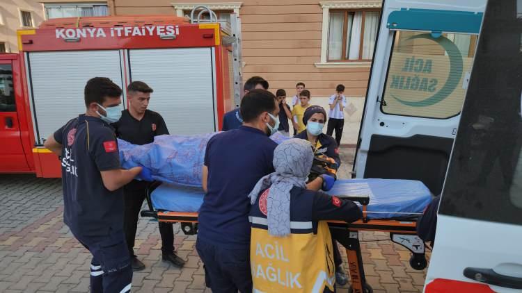 <p>İhbar üzerine olay yerine gelen sağlık görevlileri durumu ağır olan Aynur Özkağnıcı’yı ambulansla Konya Şehir Hastanesi’ne götürdü. Polis ekipleri, Aynur Özkağnıcı’nın yaklaşık 1 hafta önce hayatını kaybeden eşi Hasan Tahsin’in cesediyle aynı odada kaldığı, yardım istemek için kapının girişine kadar süründüğü, gücünü kaybedince de baygınlık geçirdiğini değerlendiriyor.</p>