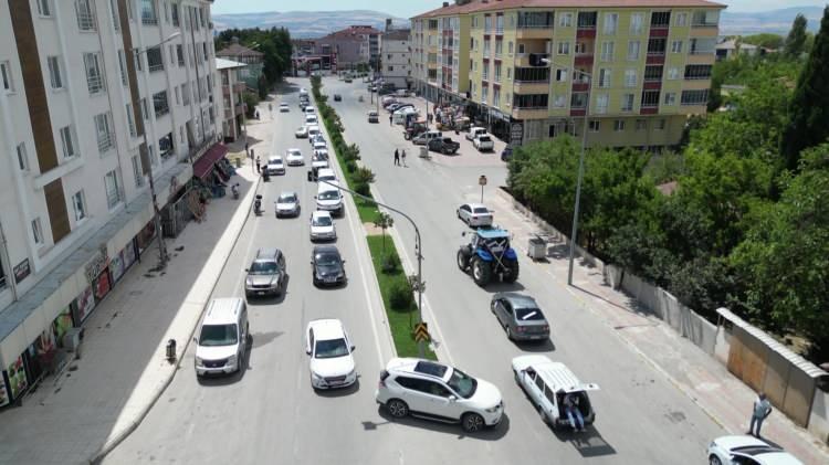 <p>Çiftin arkadaşları da konvoya katıldı.<strong>​</strong></p>
