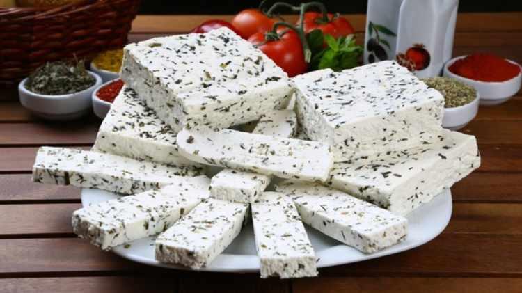 <p>Özellikle koyun sütünden yapılır ve içine dağ nanesi, kekik, sarımsak gibi yerel aromatik otlar eklenir. Hem lezzeti hem de içerdiği doğal bileşenlerle sağlık açısından değer taşır.</p>

<p> </p>

<p> </p>
